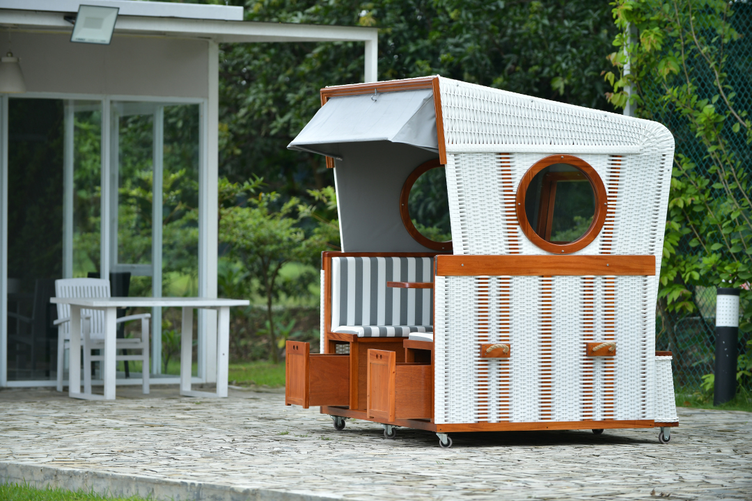 Gosch-Lounge-Strandkorb-6-Sitzer-Mahagoni-PVC-Weiss-Dessin-Grau_Weiss-5