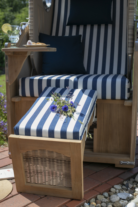 md20900_strandkorb_duene_single_teak_bullauge_dessin_518_blau_weiss_milieu-79kbihvlzvzgin