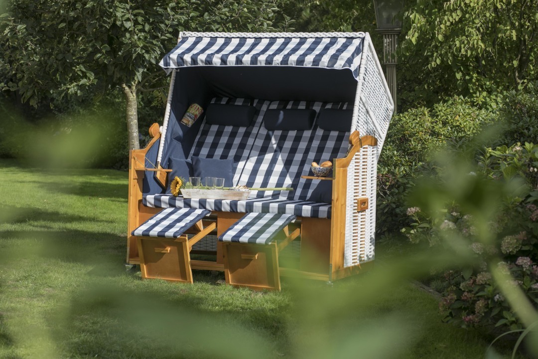 007700_Strandkorb_Ostsee_Dreisitzer_weiss_karo_blau_milieu (3) (1)