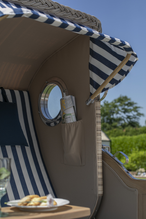 md20900_strandkorb_duene_single_teak_bullauge_dessin_518_blau_weiss_milieu-11