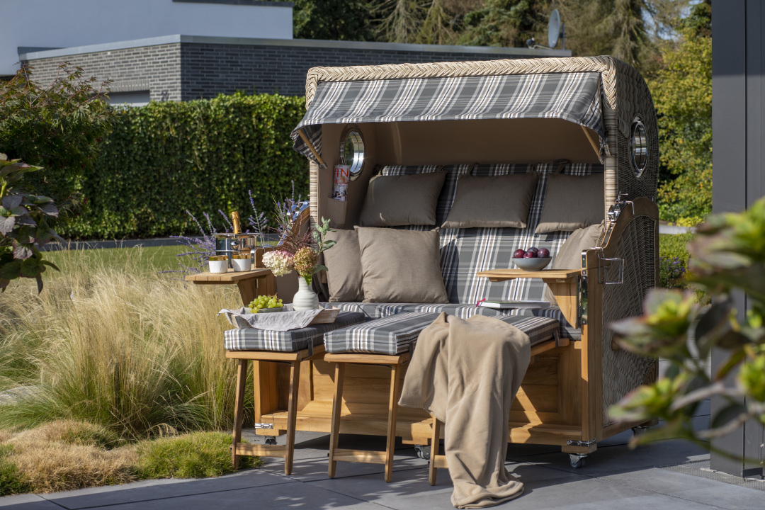 01813_strandkorb_baltikum_dreisitzer_teak_bullauge_shell_522_milieu-3-1xh0u40uam5j27