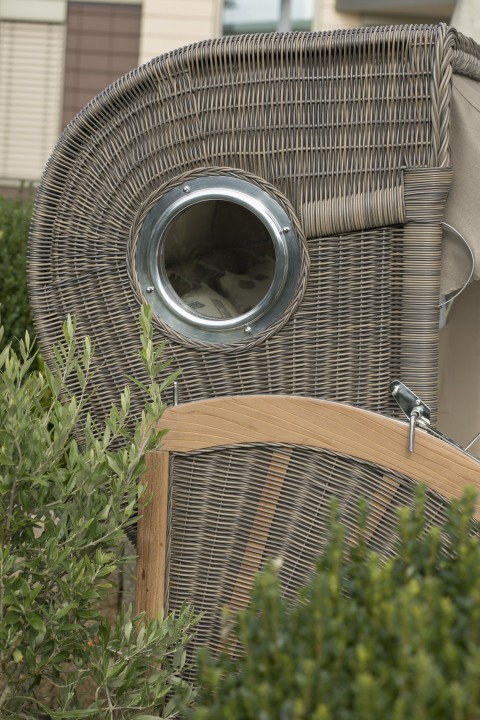 011719_strandkorb_baltikum_teak_bullauge_grey_540_milieu-20-1wae7llfwwxfph