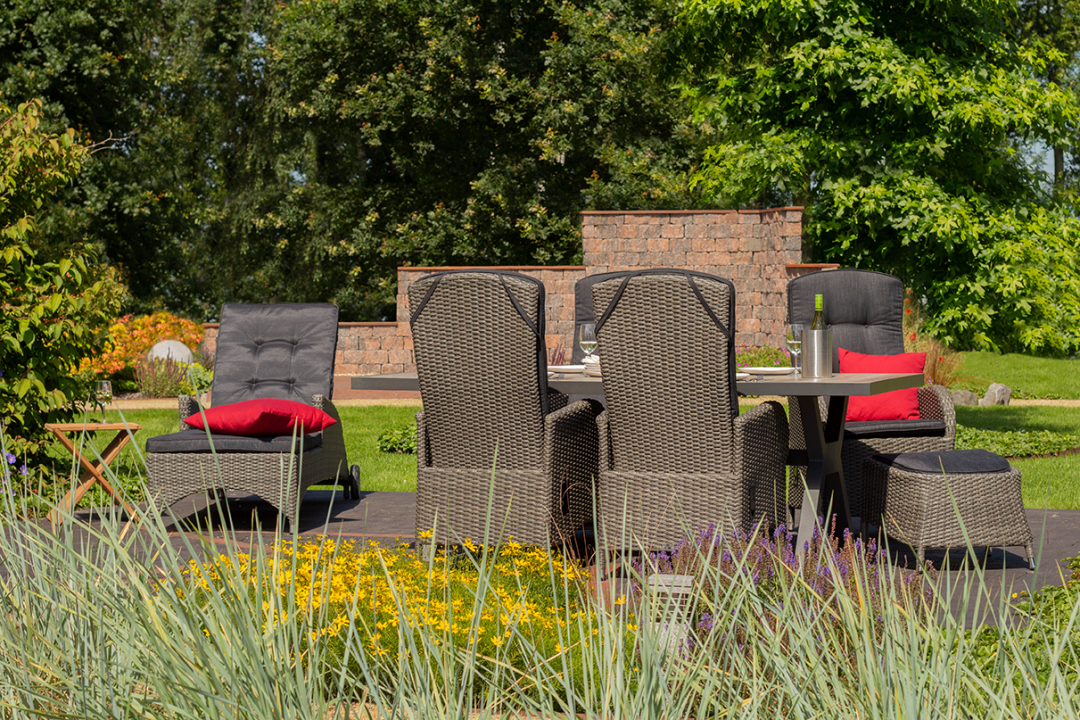 40584_40617_40520_40546_66099_Montana_Tisch_200x100cm_Juan_Relaxsessel_Hocker_Liege_smokey-grey_Woodie_Cross_MilieuJEyrNp3JOdhzJ