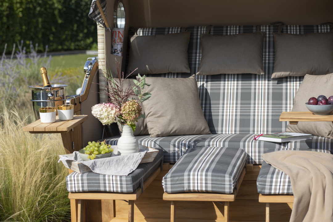 01813_strandkorb_baltikum_dreisitzer_teak_bullauge_shell_522_milieu-915qriusvjvtev