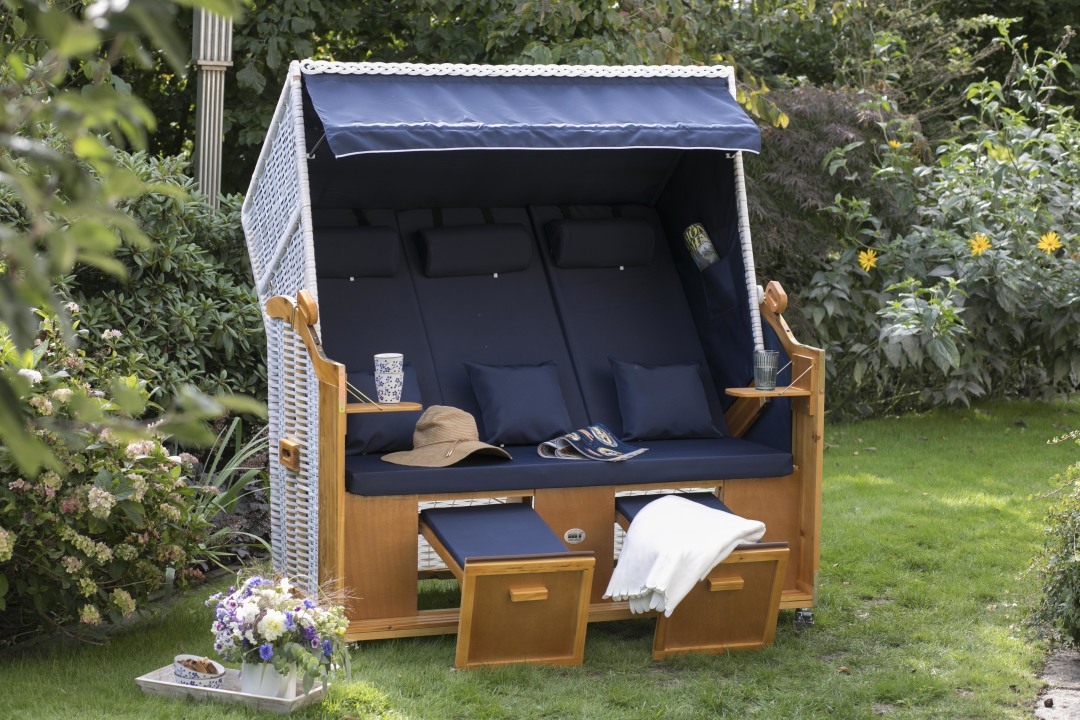 00640_Strandkorb_Ostsee_Dreisitzer_weiss_uni_blau_milieu