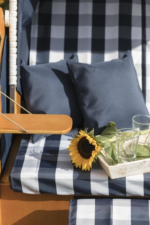 007700_strandkorb_ostsee_dreisitzer_weiss_karo_blau_milieu-132tdn8todhkcj4