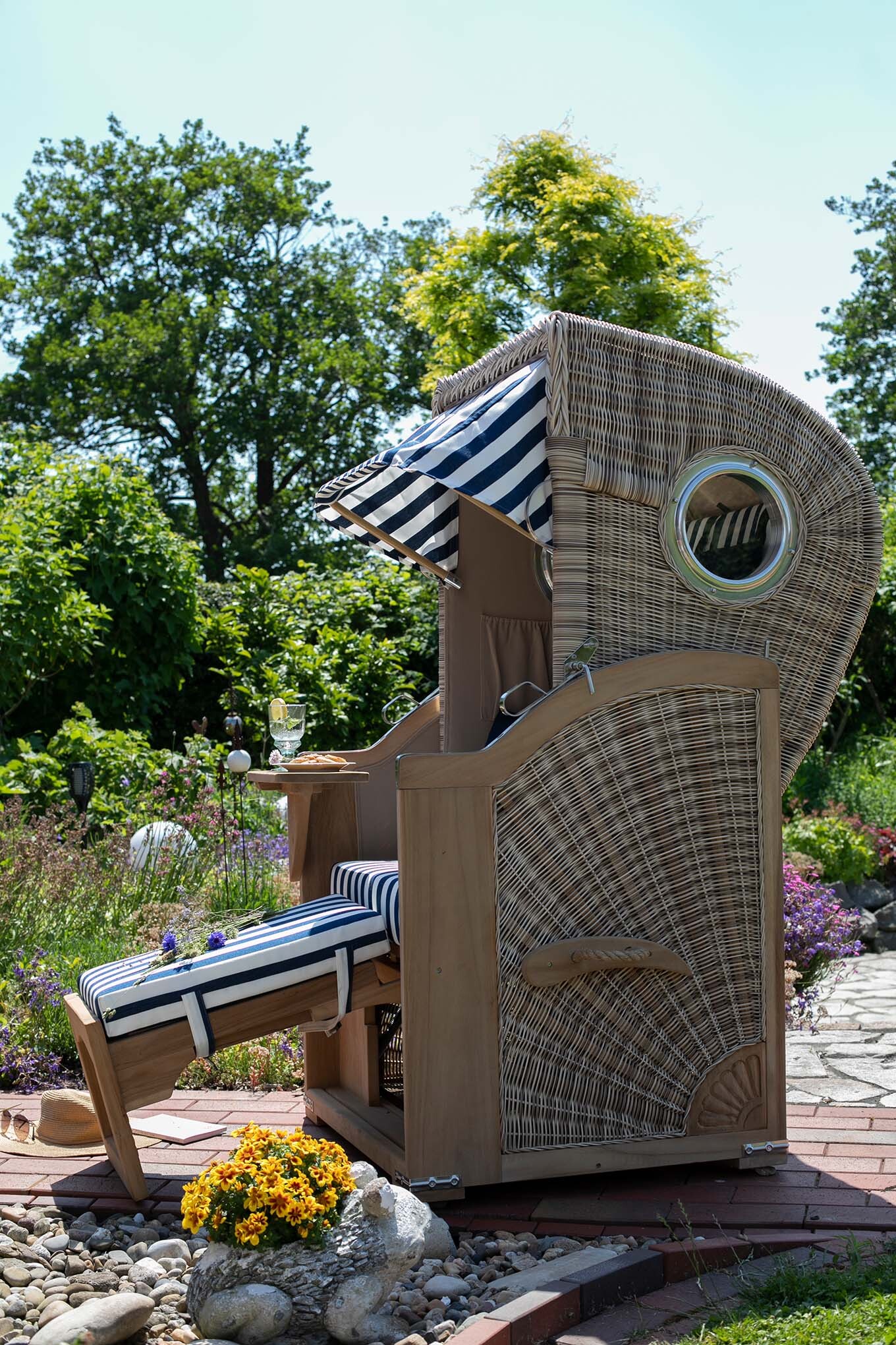 md20900_strandkorb_duene_single_teak_bullauge_dessin_518_blau_weiss_milieu-14-kleinqyyvwdxwxxg6t