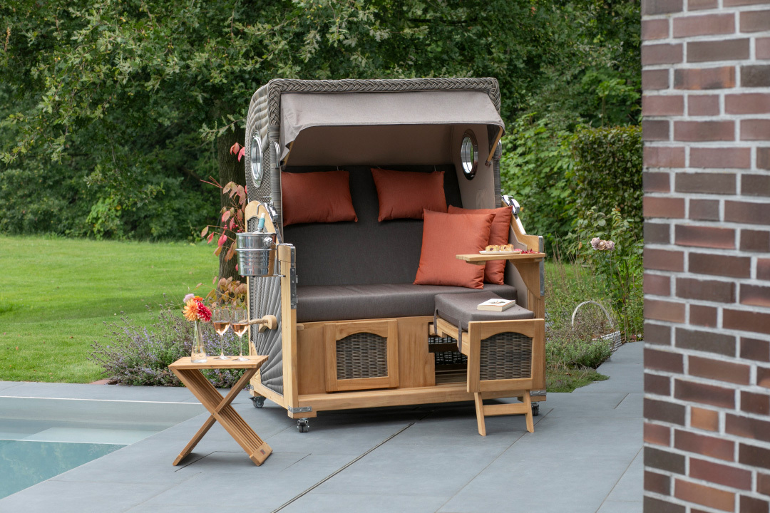 MD24611_02145_00646_Duene_Grande_Bullauge_Teak_PE-grey_591_Beistelltisch_Fishbone_Teak_Champagnerkuehler