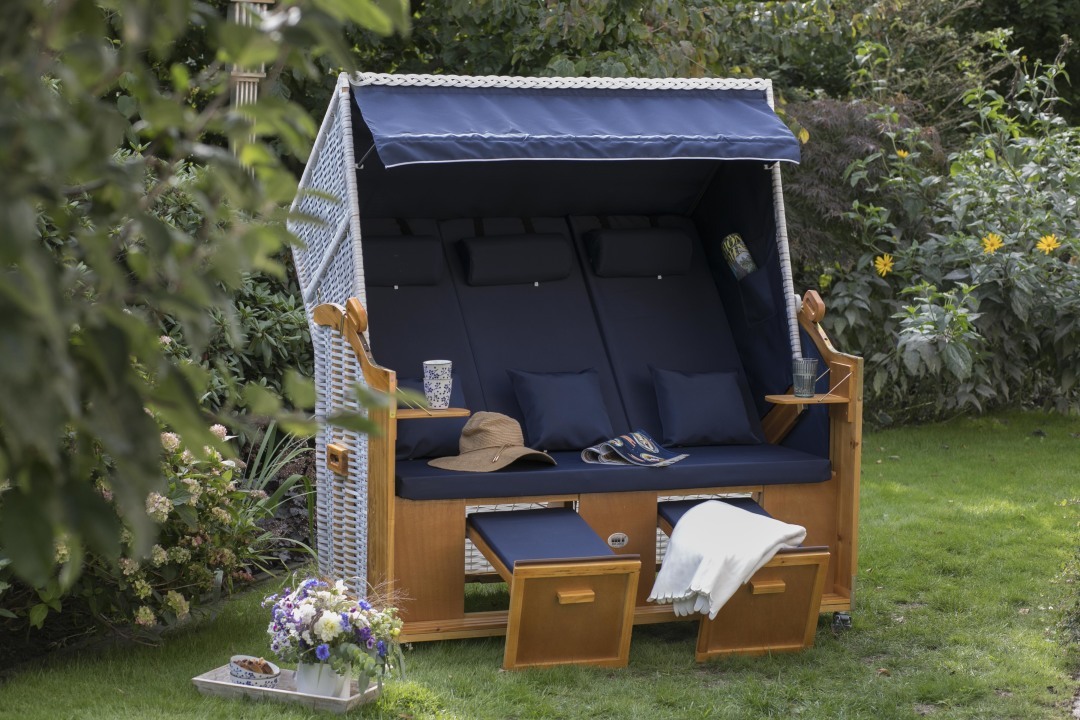 02330_strandkorb_baltic_dreisitzer_weiss_uni_blau_milieu-2