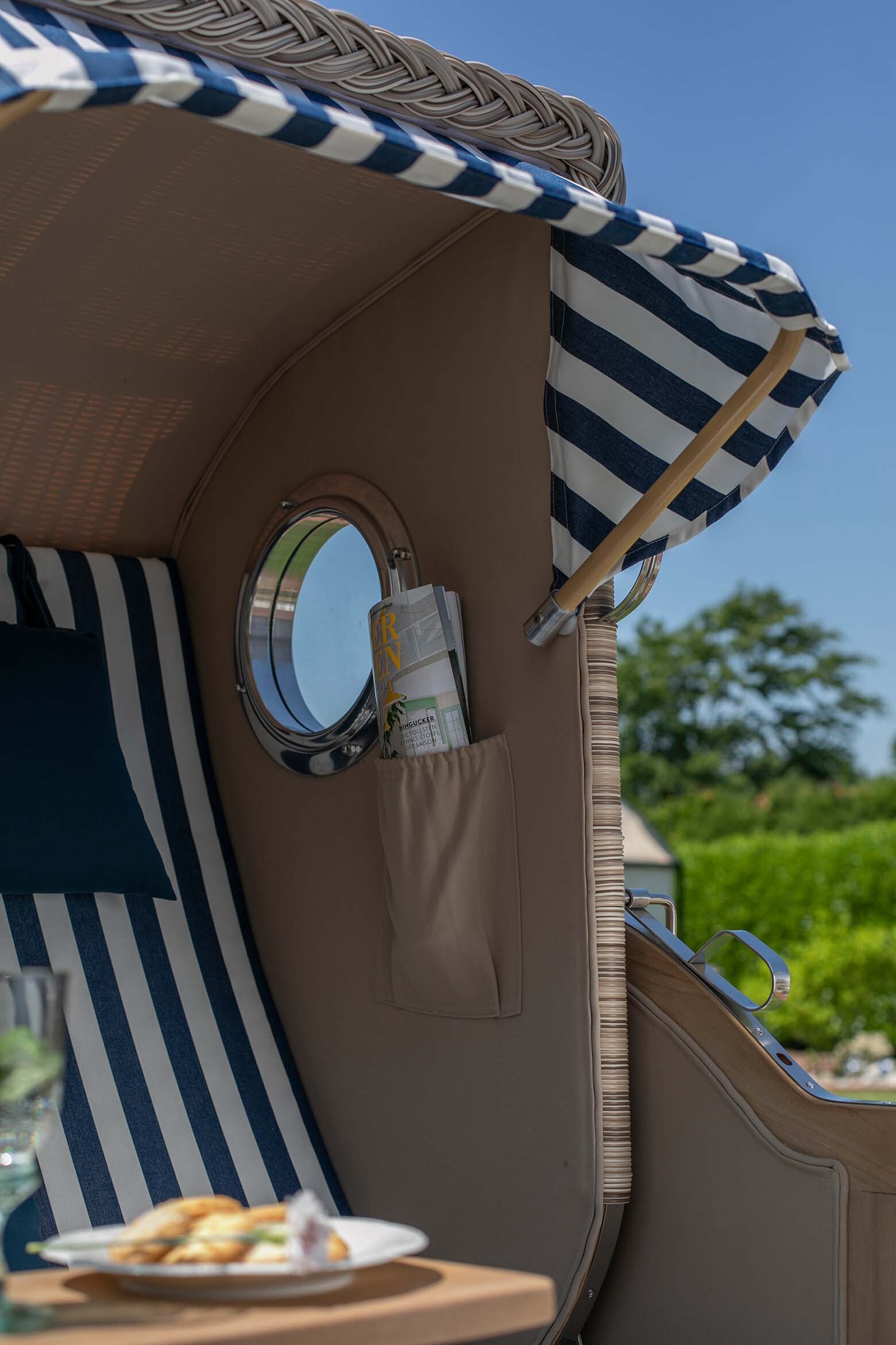 md20900_strandkorb_duene_single_teak_bullauge_dessin_518_blau_weiss_milieu-11-kleingfkxhxrs3qloc